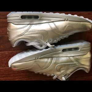 Women’s Nike Airmax Silver Sneaker - brand new